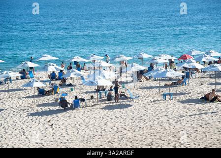 Salvador, Bahia, Brasile - 24 gennaio 2025: Diversi turisti si divertono sulla spiaggia di Paciencia nella città di Salvador, Bahia. Foto Stock