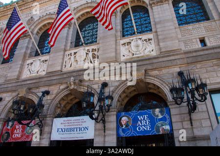 Dettaglio delle bandiere americane e bassorilievi sulla facciata della Boston Public Library, Copley Square, Boston, Massachusetts, USA Foto Stock