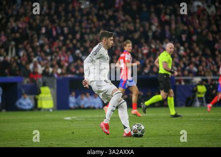 Madrid, Spagna, 12 marzo 2025: Federico Valverde del Real Madrid (8) con la palla durante i 16 turni di UEFA Champions League 2024-25, partita di andata e ritorno tra l'Atlético de Madrid e il Real Madrid il 12 marzo 2025, allo stadio Riyadh Air Metropolitano di Madrid, Spagna. Crediti: Alberto Brevers / Alamy Live News. Foto Stock