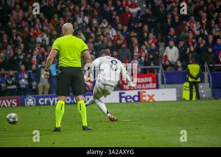 Madrid, Spagna, 12 marzo 2025: Federico Valverde (8) del Real Madrid prende un rigore durante la partita di andata e ritorno del 16° turno di UEFA Champions League 2024-25 tra l'Atlético de Madrid e il Real Madrid il 12 marzo 2025 allo stadio Riyadh Air Metropolitano di Madrid, Spagna. Crediti: Alberto Brevers / Alamy Live News. Foto Stock