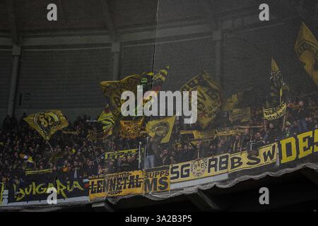 12 marzo 2025, Villeneuve-D'ascq, Francia: Tifosi del Dortmund durante la partita di UEFA Champions League tra Lille OSC (LOSC) e Borussia Dortmund allo stadio Pierre Mauroy il 12 marzo 2025 a Villeneuve-d'Ascq vicino Lille, Francia. (Credit Image: © Matthieu Mirville/ZUMA Press Wire) SOLO PER USO EDITORIALE! Non per USO commerciale! Foto Stock