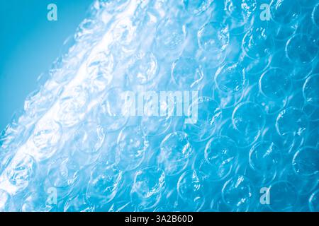 Immagine macro di una pellicola a bolle con tonalità blu Foto Stock