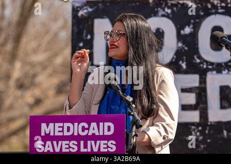 Washington, Stati Uniti. 12 marzo 2025. Rashida Tlaib parla durante una dimostrazione al Campidoglio degli Stati Uniti a sostegno delle istituzioni sanitarie. La manifestazione ha visto rappresentanti, senatori e attivisti parlare a sostegno dei finanziamenti per Medicare, Medical Aid e contro l'attuale proposta di bilancio degli Stati Uniti che avrebbe ridotto i finanziamenti per questi programmi. Credito: SOPA Images Limited/Alamy Live News Foto Stock