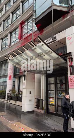 Londra, Regno Unito. 11 marzo 2025. Palestine Action Group ha spruzzato vernice rossa sull'ufficio di Londra di Allianz e ha occupato parte del loro edificio in segno di protesta contro l'assicurazione di Allianz su Elbit Systems, una compagnia di difesa israeliana. Gracechurch Street, la città di Londra, Inghilterra il 10 marzo 2025. Data foto 11 marzo 2025 CAP/SDL © Stephen Loftus/Capital Pictures credito: Capital Pictures/Alamy Live News Foto Stock