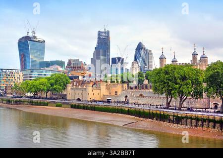 Edifici storici di Londra, tra cui la Torre di Londra e il Gherkin sulle rive del Tamigi. Foto Stock