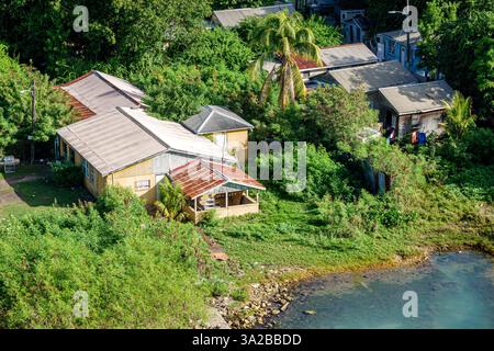 St John's Antigua e Barbuda, vista aerea dall'alto, residenza, casa tradizionale, proprietà sul lungomare, vita costiera, tetto in metallo, st Foto Stock