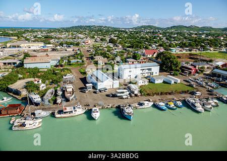 St John's Antigua e Barbuda, porto turistico, porticciolo, molo, barche, barche da pesca, navi ormeggiate, lungomare, città costiera, isola tropicale, sud Foto Stock