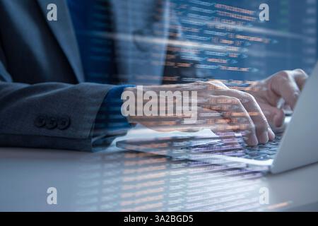 Programmatore o sviluppatore che digita sulla tastiera di un computer portatile per HTML, codifica di applicazioni, programmazione software e script java. Foto Stock