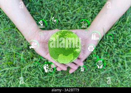 Ambiente. Palla di cristallo sul muschio nella foresta verde. C'è un'icona simbolica ambiente inclusivo, Ecologia. Giornata della Terra, conservazione delle foreste, CSR, ESG, Foto Stock