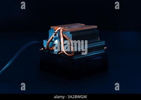 Dissipatore di calore in rame o tubo di calore o refrigeratore del processore del computer con radiatore e ventola su sfondo scuro. Foto Stock