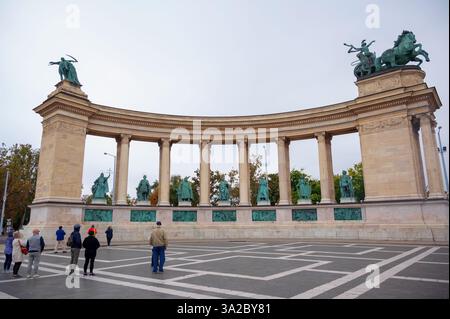 Piazza degli eroi è una delle piazze principali di Budapest, Ungheria, con il suo iconico Monumento al Millennio con le statue dei sette capi dei Magiari. Foto Stock