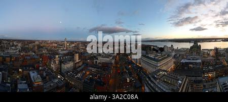 Vista aerea panoramica di Liverpool al crepuscolo, con skyline della città, lungomare, Liver Building, luci urbane e monumenti iconici al crepuscolo. Foto Stock
