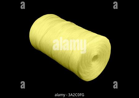 Fune di nylon a spirale isolata su sfondo bianco. Fune in nylon laminato giallo isolata. Una bobina di nuova corda colorata. Foto Stock