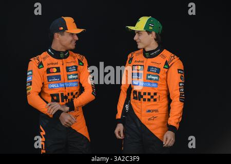 MELBOURNE, AUSTRALIA 13 marzo 2025. Nella foto: I piloti McLaren di Formula 1 Lando Norris (GBR) (a sinistra) e Oscar Piastri sul podio fotografico per le foto del pilota di F1 al Round australiano del Campionato del mondo di Formula 1 2025. Karl Phillipson / Alamy Live News Foto Stock