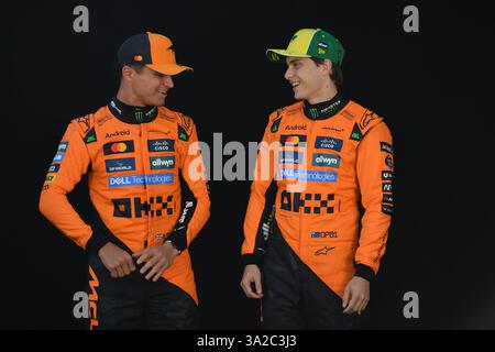 MELBOURNE, AUSTRALIA 13 marzo 2025. Nella foto: I piloti McLaren di Formula 1 Lando Norris (GBR) (a sinistra) e Oscar Piastri sul podio fotografico per le foto del pilota di F1 al Round australiano del Campionato del mondo di Formula 1 2025. Karl Phillipson / Alamy Live News Foto Stock