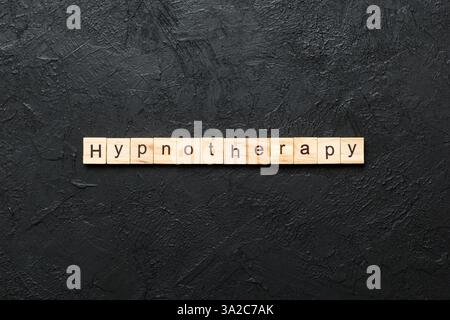 Parola di ipnotherapy scritta su blocco di legno. Testo di Hypnotherapy su tabella di cemento per il vostro desing, concetto. Foto Stock