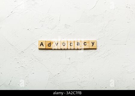 Parola DI ADVOCACY scritta su legno blocco. Testo DI SOSTEGNO sulla tabella di cemento per il vostro desing, concetto. Foto Stock
