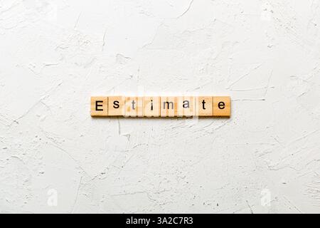 stima la parola scritta sul blocco di legno. stimare il testo sulla tabella, concetto. Foto Stock