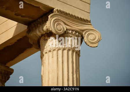 Vista dettagliata di una capitale ionica e colonna presso l'Acropoli. Atene, Grecia Foto Stock