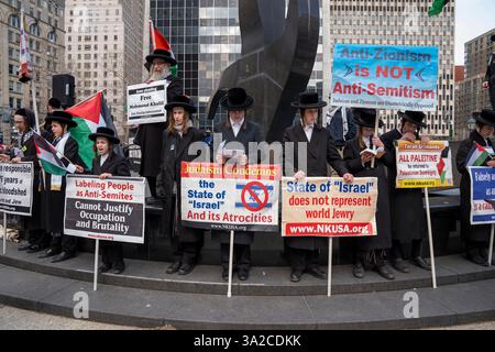 New York, Stati Uniti. 12 marzo 2025. I membri di Neturei Karta, un culto ortodosso anti-sionista degli ebrei, tengono bandiere palestinesi e cartelli anti-israeliani durante una manifestazione a sostegno di Mahmoud Khalil, un leader delle proteste pro-Hamas alla Columbia University contro Israele ed ebrei, a Foley Square a New York. Gli agenti dell'immigrazione ICE hanno arrestato Khail dopo che il presidente Donald Trump ha promesso di deportare i manifestanti studenteschi stranieri filo-palestinesi. Credito: SOPA Images Limited/Alamy Live News Foto Stock