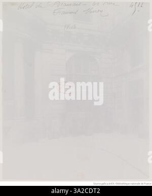 La fotografia di Eugène Atget di Hôtel de Beauvais, al 68 di Rue Francois Miron, Parigi, cattura i dettagli architettonici dell'edificio del XVII secolo nel suo contesto storico, mostrando la sua facciata e l'ambiente urbano circostante. Foto Stock