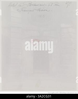 La fotografia di Eugène Atget di Hôtel de Beauvais al 68 di Rue Francois-Miron, Parigi, cattura l'architettura classica del XVII secolo dell'edificio, sottolineando la facciata e il suo posto nello storico contesto parigino. Foto Stock