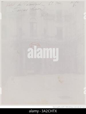 La fotografia di Eugène Atget di Hôtel de Beauvais, al 68 di Rue Francois Miron, Parigi, mostra l'edificio del XVII secolo, catturandone la facciata e collocandola nel contesto della Parigi dell'inizio del XX secolo. Foto Stock