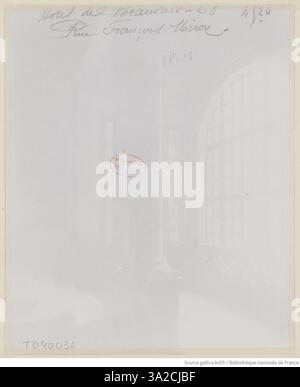 La fotografia di Eugène Atget di Hôtel de Beauvais, al 68 di Rue Francois Miron, Parigi, mette in risalto l'architettura dell'edificio del XVII secolo e l'ambiente urbano circostante all'inizio del XX secolo. Foto Stock