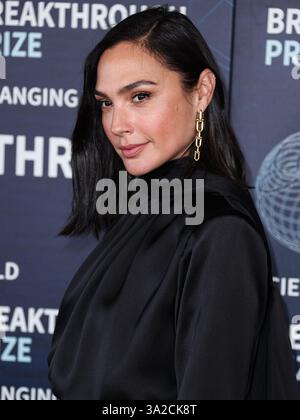 (FILE) Disney scala indietro 'Biancaneve' Hollywood Premiere tra Rachel Zegler e Gal Gadot controversie. LOS ANGELES, CALIFORNIA, USA - 15 APRILE: L'attrice e modella israeliana Gal Gadot, che indossa gioielli di Tiffany & Co., arriva alla nona cerimonia annuale del Premio Breakthrough che si tiene all'Academy Museum of Motion Pictures il 15 aprile 2023 a Los Angeles, California, Stati Uniti. (Foto di Xavier Collin/Image Press Agency) Foto Stock