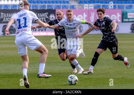 Non esclusiva: L'attaccante Vladyslav Vanat (L) e il centrocampista Vitalii Buialskyi (2° R) della Dinamo Kiev sono in azione con i difensori Roman Vantukh (2°) Foto Stock