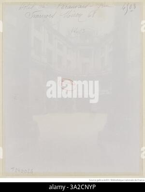 Fotografia di Eugène Atget dell'Hôtel de Beauvais, al 68 di Rue Francois-Miron, che cattura l'architettura storica dell'edificio. Il lavoro di Atget documenta le scene di strada parigine all'inizio del XX secolo, fornendo informazioni sul paesaggio urbano e gli stili architettonici della città. Foto Stock