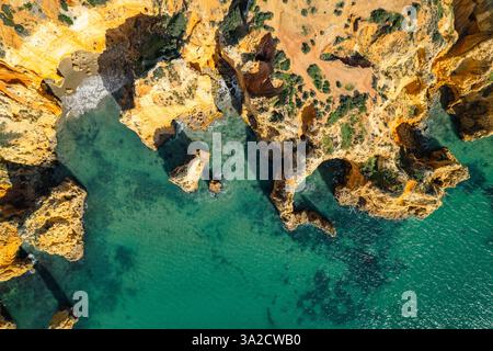 Vista aerea della costa dell'Algarve intorno a Ponta da Piedade a Lagos, Portogallo Foto Stock