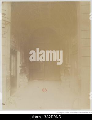 La fotografia di Eugène Atget raffigura l'Hôtel de la Chancellerie d'Orléans al 19 di Rue des Bons-Enfants, che cattura il suo design architettonico a Parigi. Foto Stock
