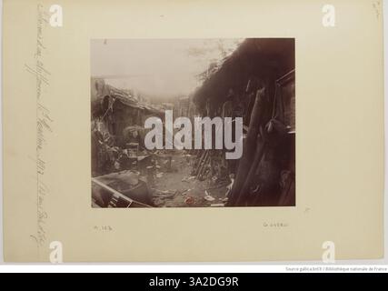 La fotografia di Eugène Atget del 1912 mostra l'interno di un negozio di ragpicker in Boulevard Masséna a Parigi. L'immagine cattura lo spazio ingombrante pieno di vecchi materiali, riflettendo la vita quotidiana e le condizioni di lavoro in questa parte della città. Atget documenta gli spazi modesti, ma significativi, della vita parigina. Foto Stock