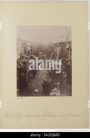 Questa fotografia del 1912 di Eugène Atget mostra l'interno di un chiffonnier (casa di un ragpicker) nel tredicesimo arrondissement di Parigi, catturando le condizioni di vita della classe operaia. Foto Stock