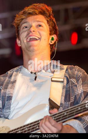 I Vamps si esibiscono al Blackpool Illuminations Switch di Blackpool Lancashire, Regno Unito Foto Stock
