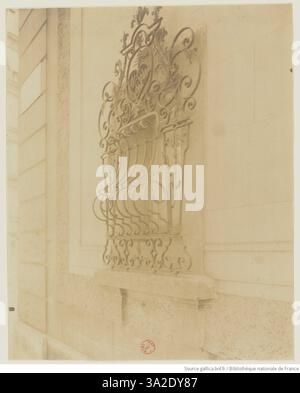 La fotografia di Eugène Atget di Hôtel de Neuville in Rue Alphonse de Neuville mostra i dettagli architettonici dell'edificio, catturati nell'agosto 1906. Foto Stock