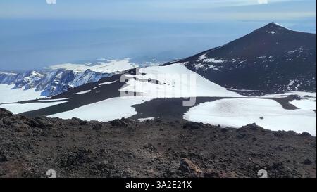 Splendida vista panoramica sull'Etna, un vulcano attivo in Sicilia, Italia, coperto di neve. Maestoso paesaggio naturale vicino a Catania. Foto di alta qualità Foto Stock