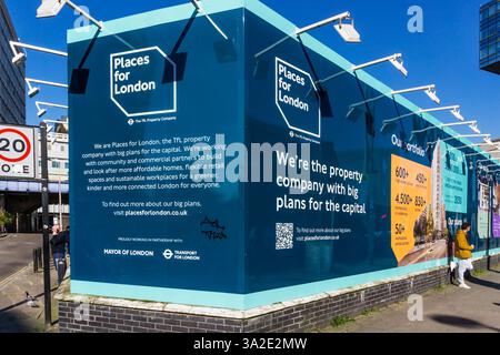 Un sito di raccolta a The Cut, South London, pubblicizza posti per Londra, la compagnia immobiliare di trasporti per Londra. Foto Stock