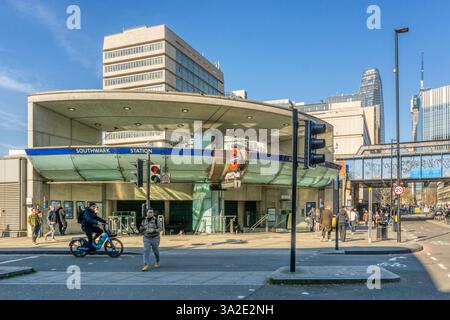 Stazione della metropolitana di Southwark all'angolo tra The Cut e Blackfriars Road, South London. Foto Stock