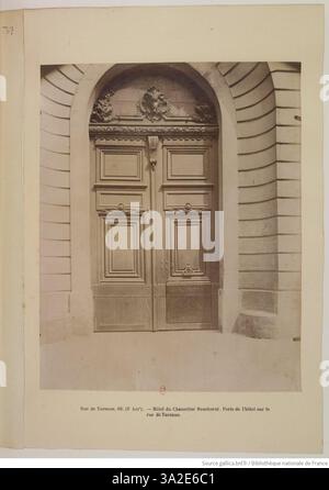 La fotografia di Eugène Atget mostra la Hôtel d'Ecquevilly situata in Rue de Turenne 60, sottolineando le caratteristiche architettoniche dell'edificio e il contesto urbano circostante. Foto Stock
