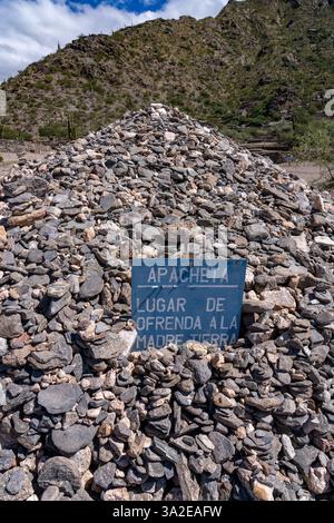 Un'apacheta o un cairn nelle rovine pre-ispaniche del parco archeologico di Quilmes a Tucuman, Argentina. Foto Stock