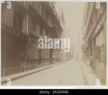 La fotografia di Eugène Atget di la Rue des Bons-Enfants e della Chancellerie d'Orléans, che mette in evidenza gli elementi architettonici e la vita di strada di Parigi nei primi anni '1900 Foto Stock