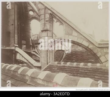Catturata da un tetto, questa immagine di Eugène Atget rivela l'architettura di Eglise Saint-Séverin, circondata dalla città di Parigi e dai suoi tetti. Foto Stock