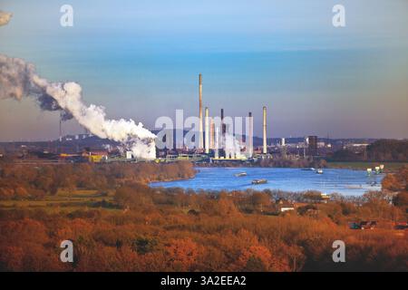 Vista dalla punta Rheinpreussen di Duisburg con navi sul Reno e dallo stabilimento ThyssenKrupp di Bruckhausen, Germania, Renania settentrionale-Vestfalia, Foto Stock