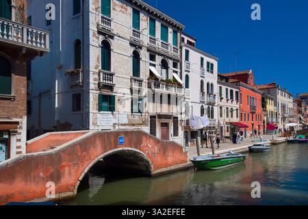 Canale idilliaco con barche, tra case, Italia, Venezia Foto Stock