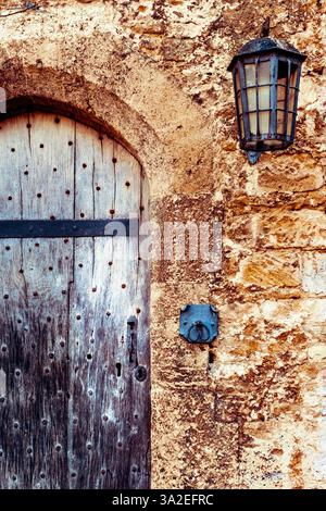 Porta del cortile dell'abbazia di Lacock nel villaggio di Lacock, Wiltshire, Inghilterra Foto Stock