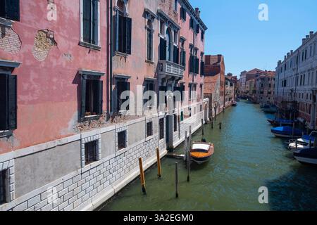 Canale idilliaco con barche, tra case, Italia, Venezia Foto Stock