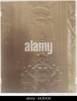 Questa fotografia di Eugène Atget si concentra sulle bancarelle in legno all'interno della cattedrale di Notre-Dame, catturando la loro intricata maestria artigianale e la grandiosità degli interni della cattedrale. Foto Stock