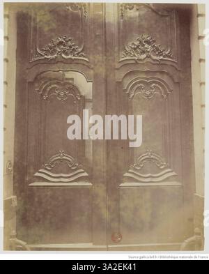 La fotografia di Eugène Atget mostra Hôtel d'Argouges al 16 di Rue de Séguier, Parigi, con particolare attenzione all'architettura storica dell'edificio risalente alla fine del XVII secolo nel suo contesto parigino del XIX secolo. Foto Stock